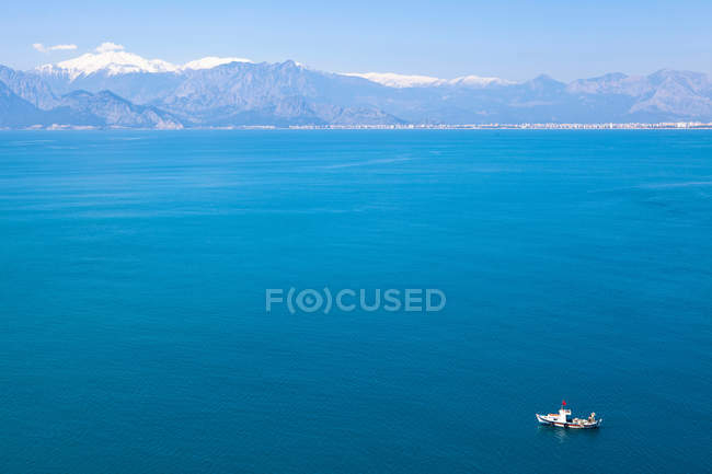 Boot segelt im stillen Ozean — Stockfoto