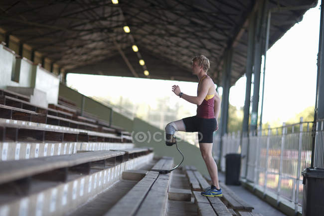 Sprinter andando com perna protética em — Fotografia de Stock