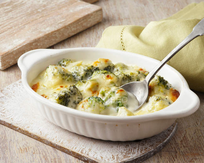 Brócolos cozidos em molho de queijo — Fotografia de Stock