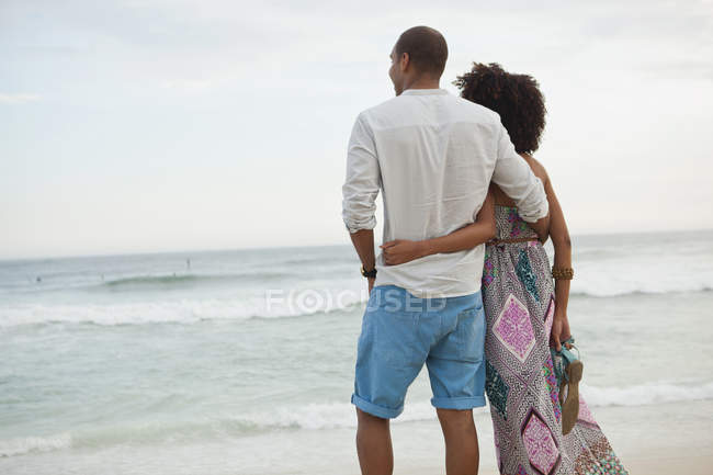 Couple looking out to sea from beach, Rio De Janeiro, Brazil — Stock Photo