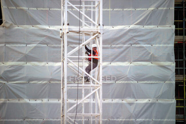 Arbeiter am Kran auf Baustelle — Stockfoto