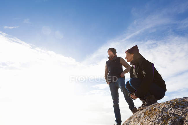 Coppia sulla cima della roccia, Connemara, Irlanda — Foto stock