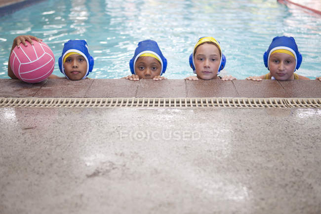 Retrato de três jogadores de pólo aquático colegial — Fotografia de Stock