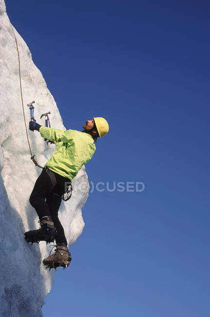 Escalador de gelo em serac no glaciar easton — Fotografia de Stock