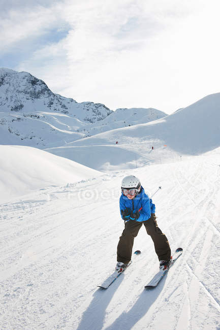 Boy ski downhill, Les Arcs, Alta Saboya, Francia - foto de stock