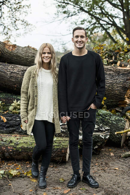 Retrato de pareja feliz joven en el bosque - foto de stock