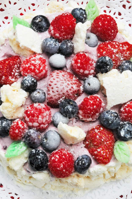 Close up shot of fruit on top of cake — Stock Photo