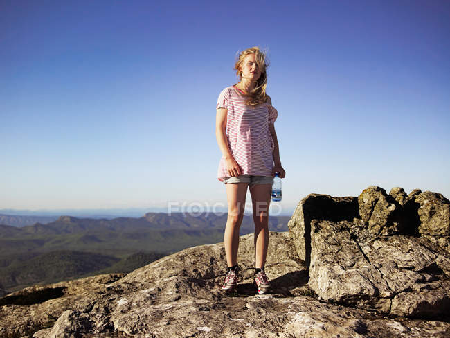 Wanderer steht auf felsigem Berg — Stockfoto