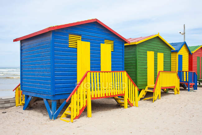 Capanne colorate da spiaggia in fila — Foto stock