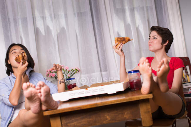 Femmina amici godendo takeaway pizza — Foto stock