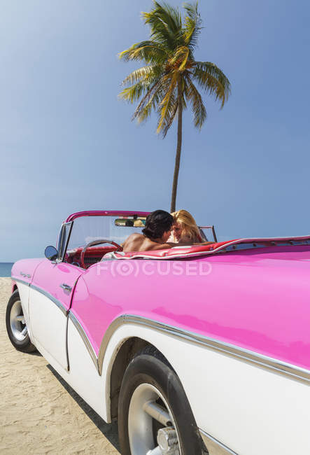 Paar im Cabrio am Strand — Stockfoto