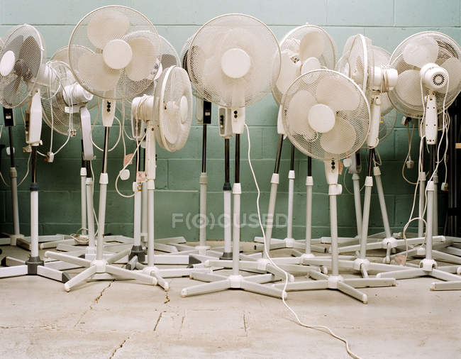Електричні вентилятори розміщені в офісному приміщенні — стокове фото