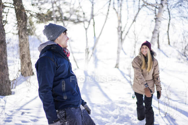 Друзья атакуют друг друга снежными шарами, Монреаль, Квебек, Канада — стоковое фото