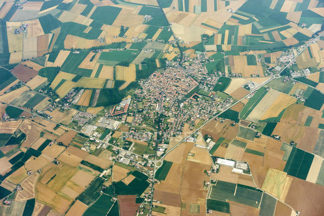 Vista aérea sobre a agricultura da Terra e edifícios — Fotografia de Stock