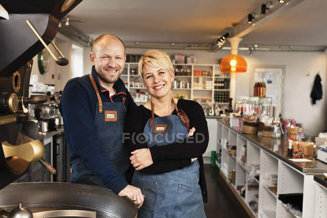 Mature couple in coffee shop kitchen — Stock Photo