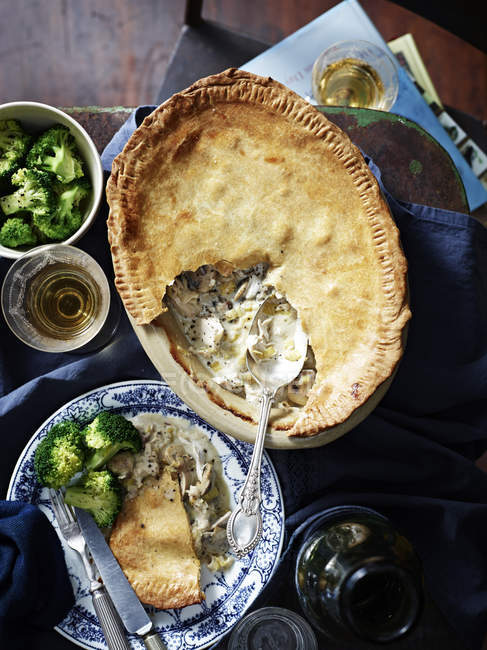 Chicken mushroom pie, broccoli and wine on table — Stock Photo