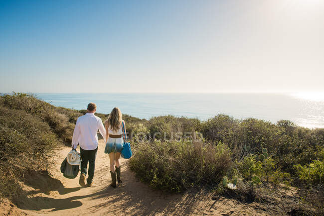 Casal jovem romântico passeando no caminho costeiro, Torrey Pines, San Diego, Califórnia, EUA — Fotografia de Stock