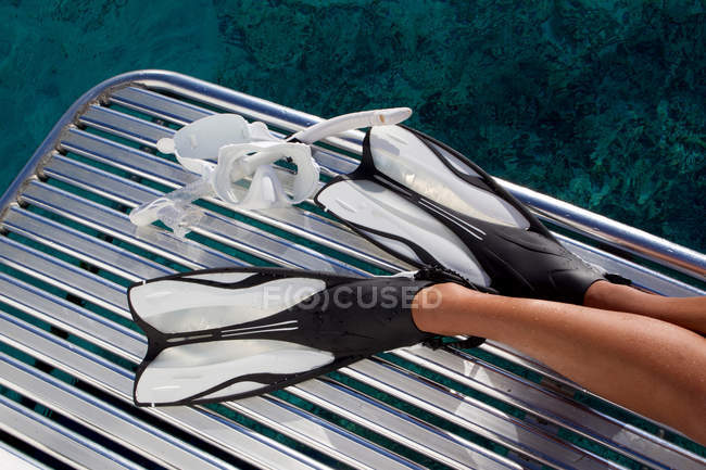 Вид зверху жінка розслаблюючій на кормі човен — стокове фото