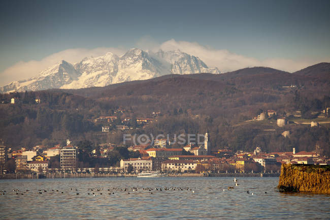 Arona e Monte Rosa oltre il Lago Maggiore — Foto stock