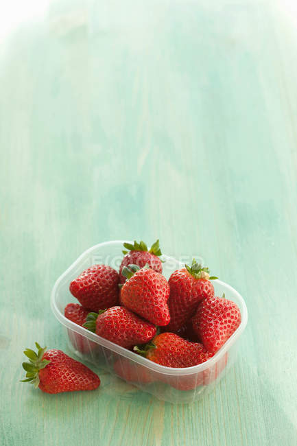 Plastic container of strawberries — Stock Photo