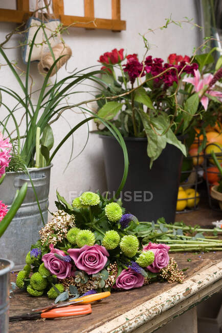 Flores en una floristería - foto de stock