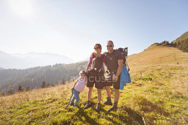 Randonnée en famille sur une colline — Photo de stock