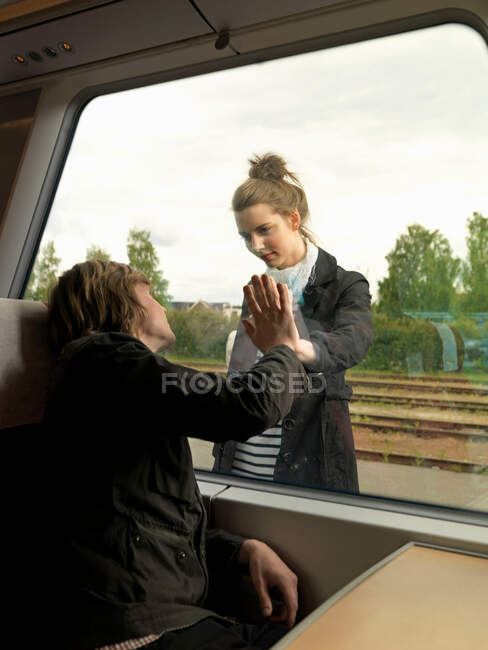Молодая пара в поезде — стоковое фото