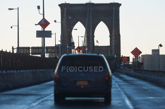 Conducción de coches en Brooklyn Bridge - foto de stock