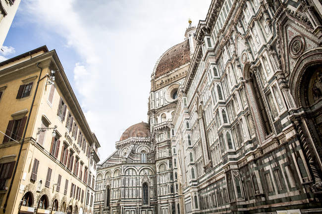 Vista ad angolo basso del Duomo di Firenze, Firenze, Italia — Foto stock