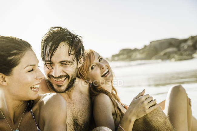 Três amigos adultos médios sentados juntos na praia, Cidade Do Cabo, África do Sul — Fotografia de Stock