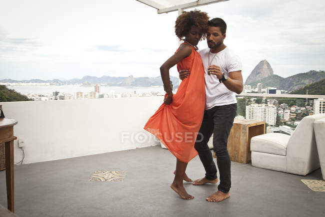 Пара танці на терасі, Гора Цукрова Голова у фоновому режимі, Ріо, Бразилія — стокове фото