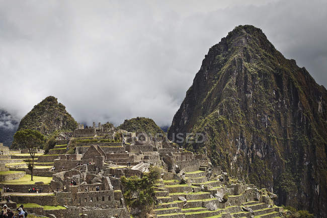 Luftaufnahme von Machu Picchu mit Nebel im Hintergrund, Peru — Stockfoto