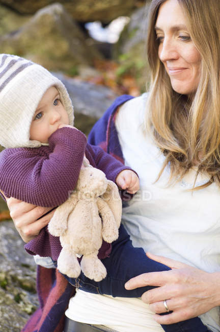 Mutter hält Baby lächelnd in der Hand — Stockfoto