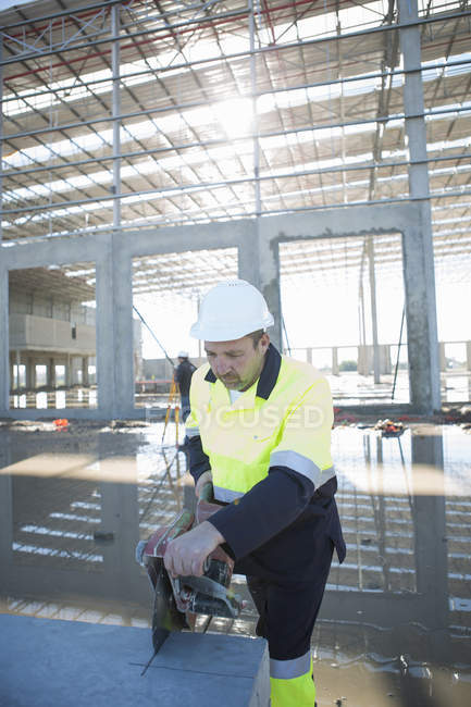 Bauarbeiter setzt Kreissäge auf Baustelle ein — Stockfoto