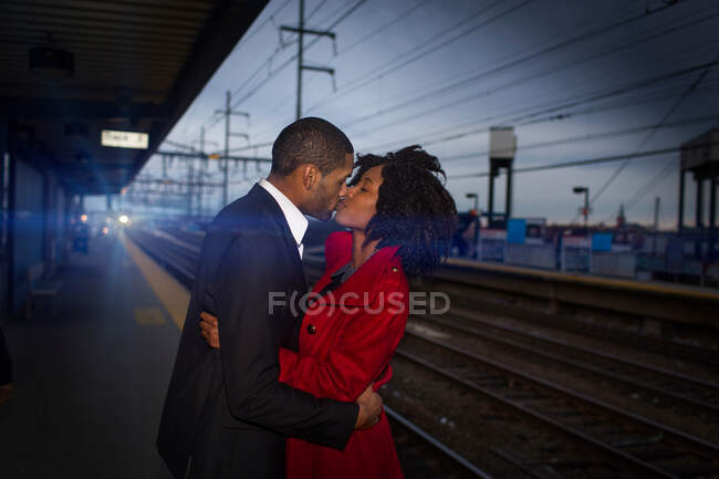 Casal beijando na estação de trem — Fotografia de Stock