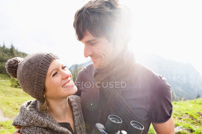 Couple avec jumelles en montagne — Photo de stock