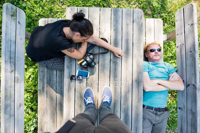 Overhead point of view shot of couple resting on picnic bench — Stock Photo