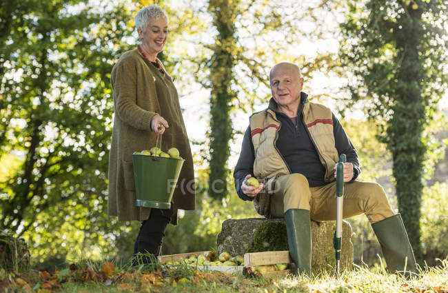 Seniorenpaar macht Pause im Obstgarten — Stockfoto