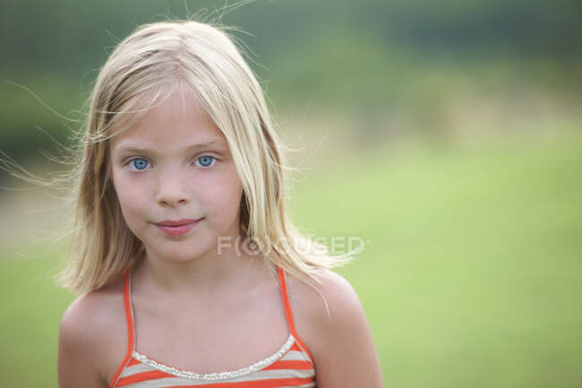 Retrato de menina com cabelo loiro — Fotografia de Stock
