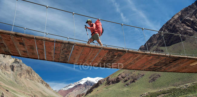 Femme traverse le pont sur la rivière Horcones — Photo de stock