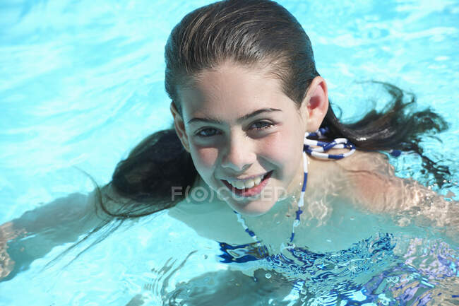Chica en piscina - foto de stock