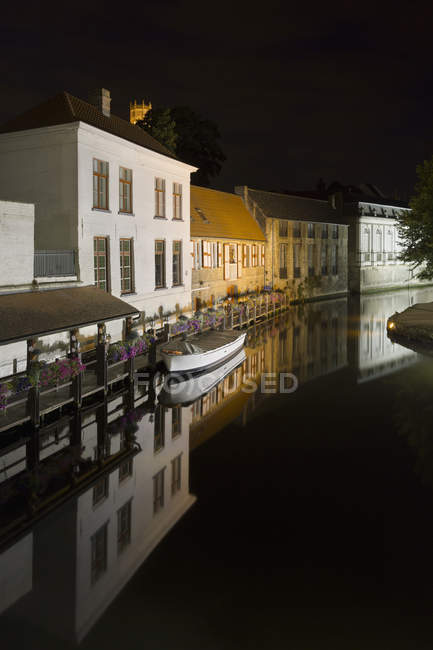 Vista de los canales de Brujas por la noche, Bélgica - foto de stock