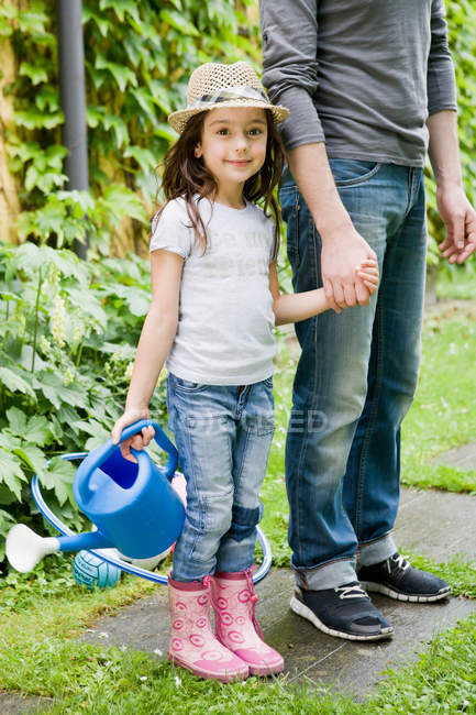 Отец и дочь вместе занимаются садоводством — стоковое фото