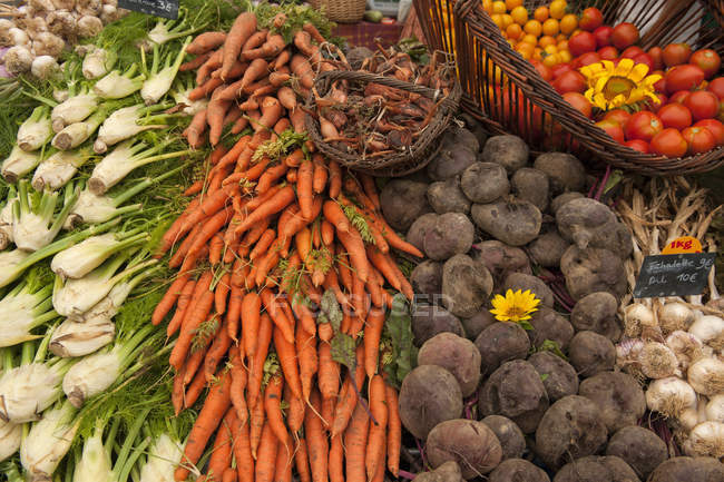 Pilhas de legumes frescos no mercado de rua — Fotografia de Stock
