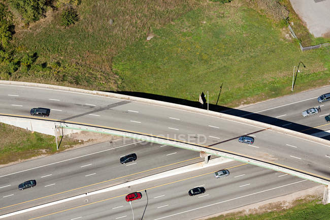 Vista aérea del paso elevado de la autopista, Condado de Newport, Rhode Island, EE.UU. - foto de stock