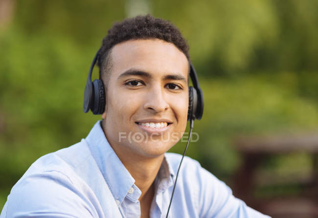 Mann mit Kopfhörer blickt in Kamera — Stockfoto