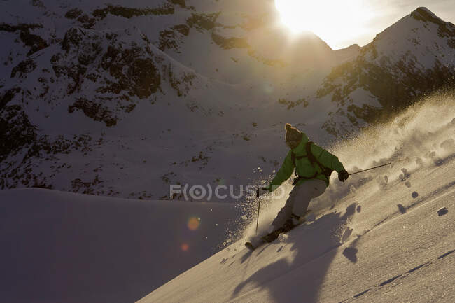 Skieur tournant hors piste . — Photo de stock