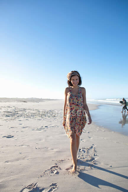 Девушка выходит на пляж — стоковое фото