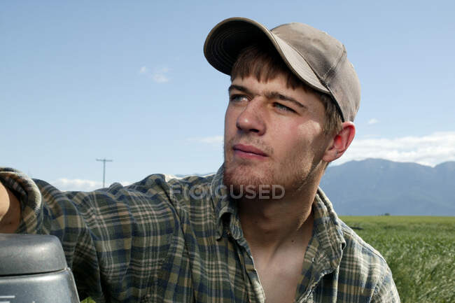 Nahaufnahme eines jungen Mannes im Freien, Nahaufnahme — Stockfoto