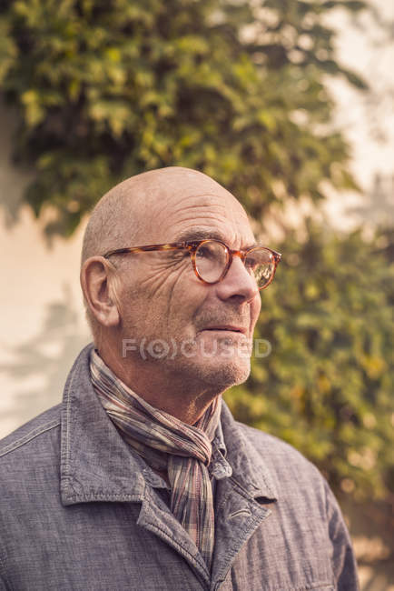 Portrait of senior man wearing glasses outdoors — Stock Photo
